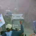 Con banderas y emoción, reciben a 160 camiones varados más de 35 días en la cumbre de Cochabamba.
