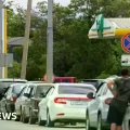 Colas de coches en una gasolinera de la península a principios de junio en medio de restricciones de combustible.