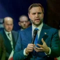 El vicepresidente de Estados Unidos, JD Vance, negocia la paz en Medio Oriente, en Suiza.